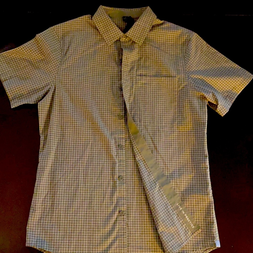 ***Lululemon Men’s Short-sleeve Button-up